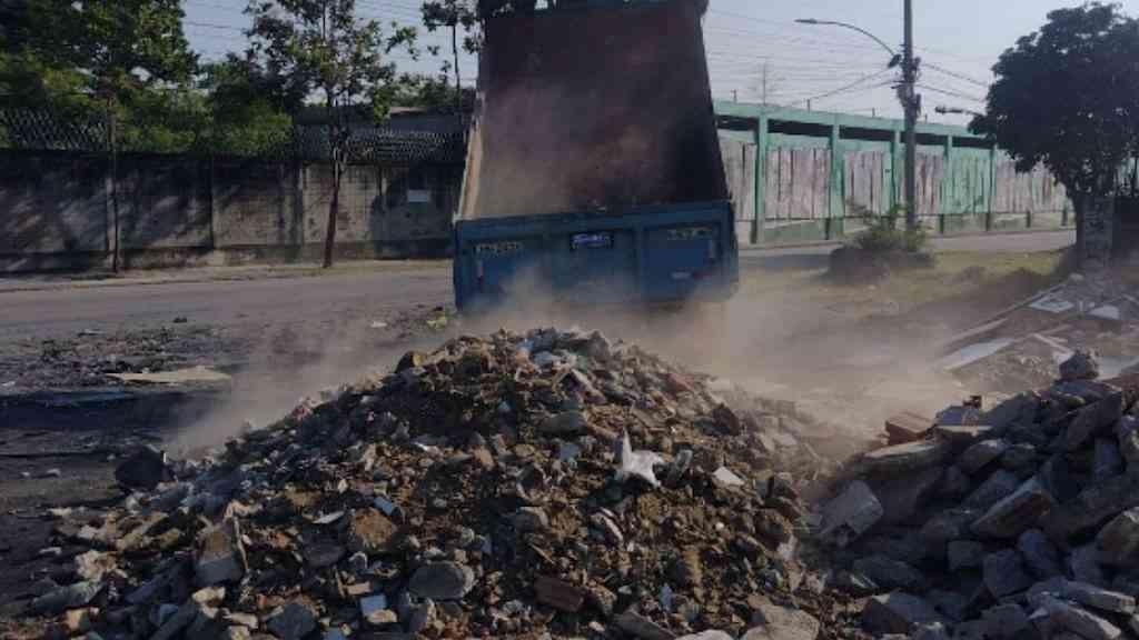 Agentes da Comlurb ganham poder para multar quem jogar lixo nas ruas | Comlurb passa a aplicar multa a motoristas que descartarem lixo na via