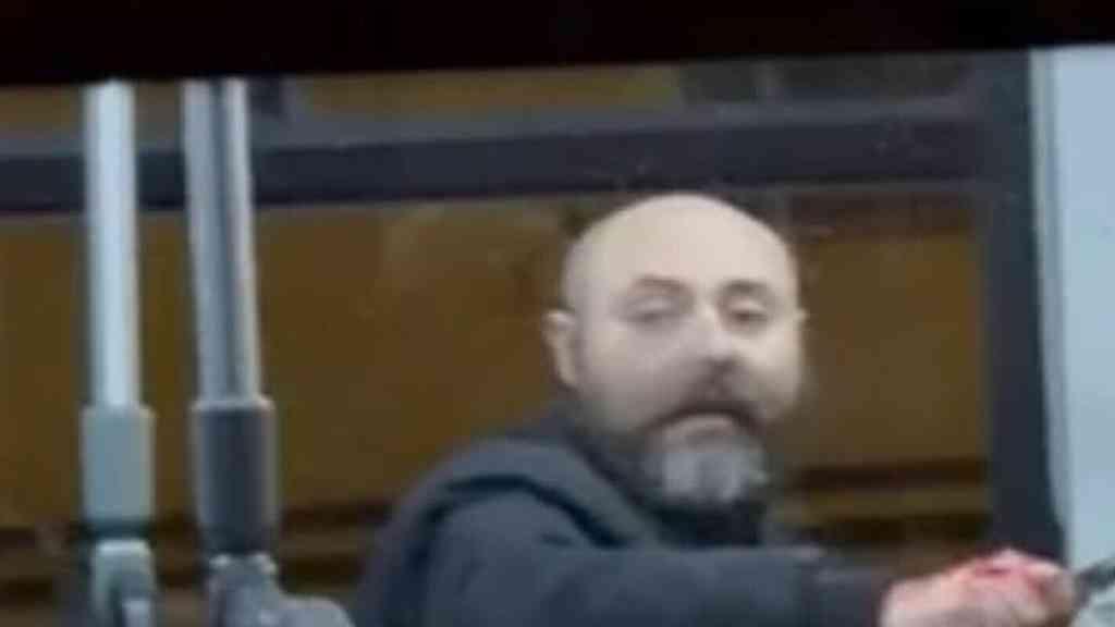 Homem morre após esfaquear mulher em ônibus na Itália | Antonio Meglio fotografado no momento do ataque a desconhecida em ônibus em Nápoles