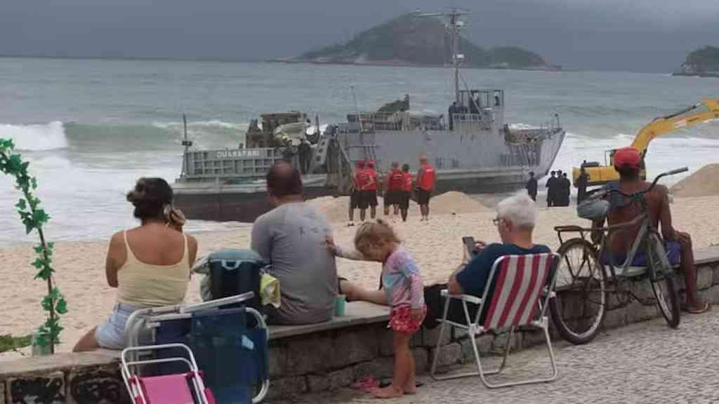 Navio da Marinha do Brasil encalhado vira atração na Praia da Macumba | Navio da Marinha encalhado após manobra chama atenção na Praia da Macumba