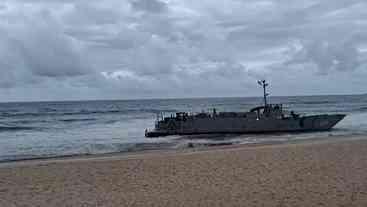 Marinha Resgata Navio-Patrulha Encalhado na Praia da Macumba