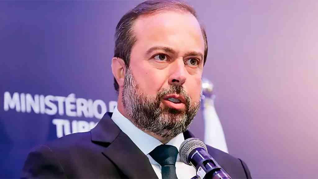 Lula reúne assessores, após o Irã sinalizar petróleo a US$ 200 o barril | O ministro das Minas e Energia, Alexandre Silveira, integra a campanha do presidente Lula