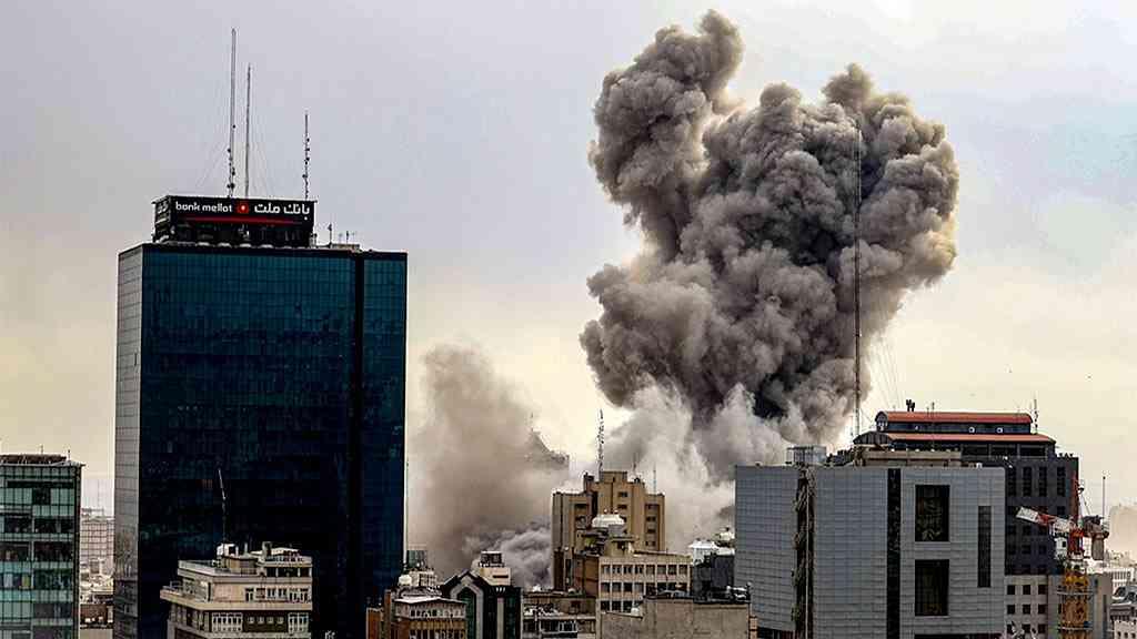 Míssil iraniano destrói embaixada dos EUA, no Iraque | Uma coluna de fumaça subiu após o míssil atingir a embaixada norte-americana, no Centro de Bagdá