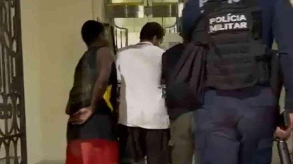 Operação da PM em Niterói resulta em mortes e apreensão de armas | Ação da PM termina com dois mortos e quatro fuzis apreendidos em Niterói