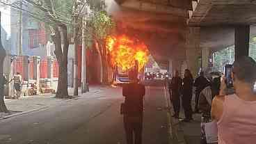 Bandidos queimam ônibus e paralisam trânsito no Rio