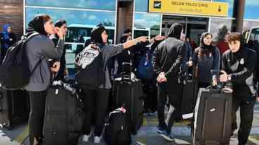 Jogadoras do Irã retornam após desistência de asilo