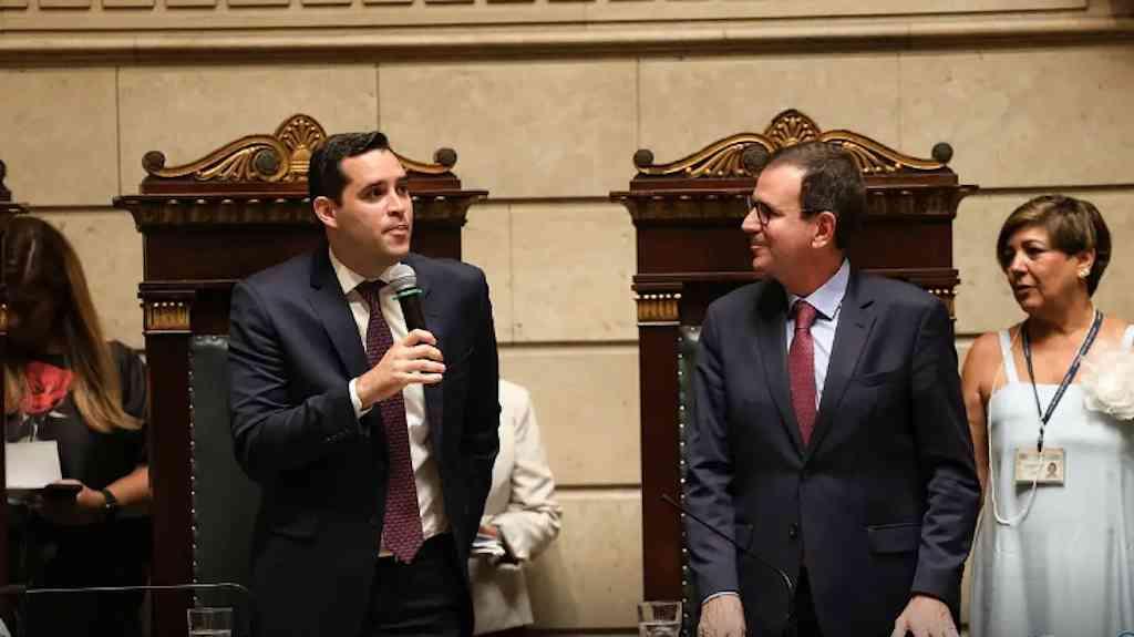 Cavaliere toma posse e defende legado de Paes | Vice Eduardo Cavaliere tomou posse em substituição a Eduardo Paes