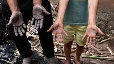 Famílias em MG lutam para recomeçar após chuvas