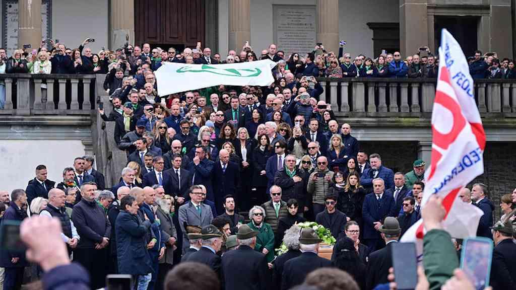 Funeral de fundador da Liga tem protestos contra Salvini e Meloni | Aplausos e protestos marcaram funeral de Bossi em Pontida