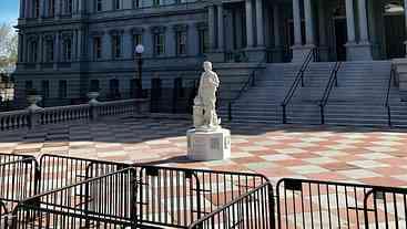 Trump Instala Estátua de Colombo na Casa Branca
