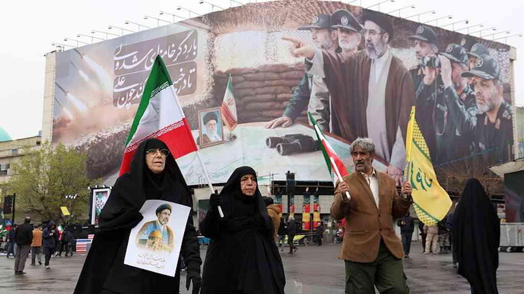 Irã reage a anúncio dos EUA com ironia sobre negociações | Painel em Teerã retrata líder supremo Mojtaba Khamenei com comandantes militares