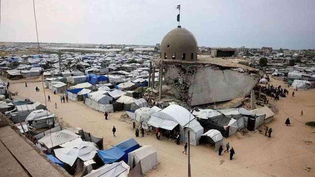 População de Gaza enfrenta medo e escassez | A mesquita de Al Talbani, destruída pelo exército de Israel e localizada em Jan Yunis, no sul da Faixa de Gaza,