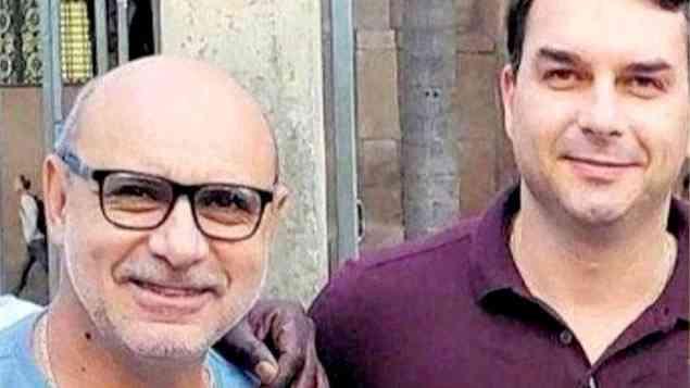 Flávio Bolsonaro aparece à frente de Lula em provável segundo turno | Queiroz, ligado à milícia do Rio de Janeiro, ao lado do então deputado estadual Flávio Bolsonaro (PSL), concorre à Presidência da República