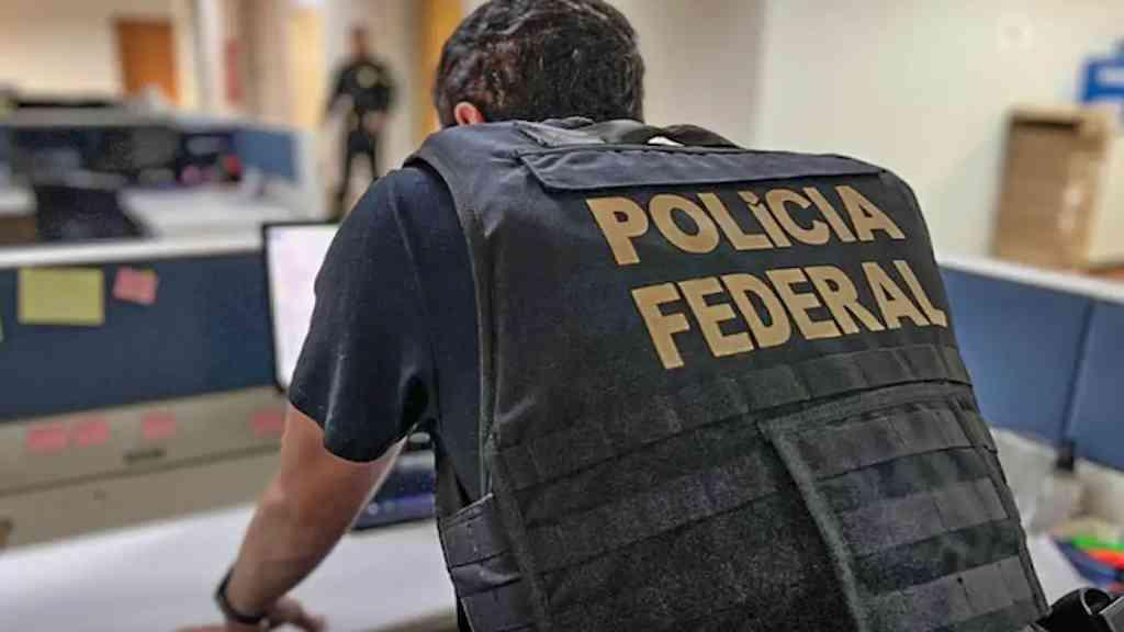Polícia Federal faz operação contra lavagem e evasão de divisas | Agentes cumpriram mandados em cinco ciades de São Paulo e Santa Catarina