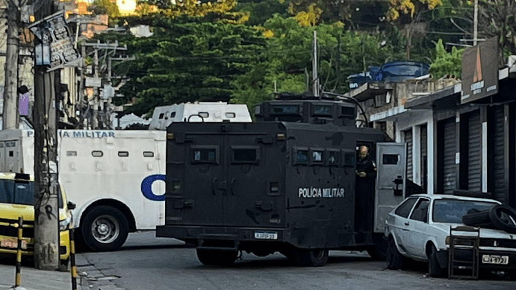 Complexo do Alemão tem 13 escolas fechadas após ação da PM | PM faz operação no Complexo do Alemão