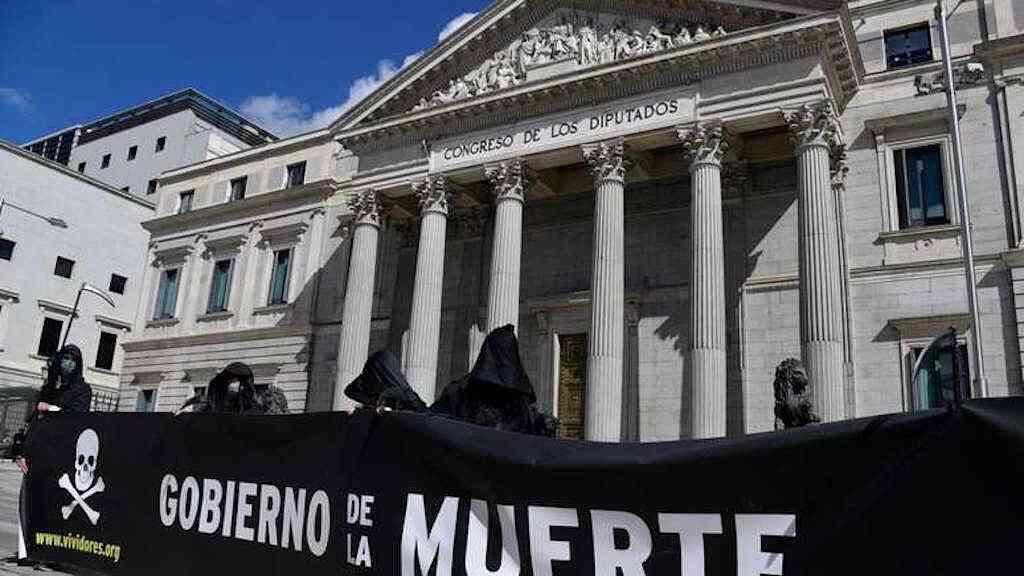 Espanha realiza eutanásia de jovem após protestos e ação na Justiça | Manifestantes vestidos representando a morte protestam contra a lei que legaliza a eutanásia, em Madri, em março de 2021