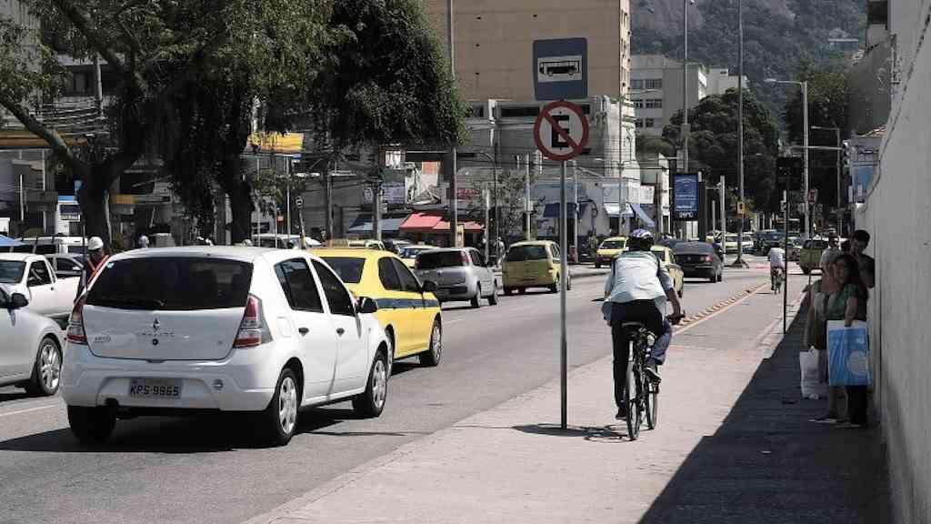 Ciclovias irregulares ampliam riscos no trânsito do Rio | No Rio, espaço de ciclistas é “compartilhado” com ponto de ônibus e árvores