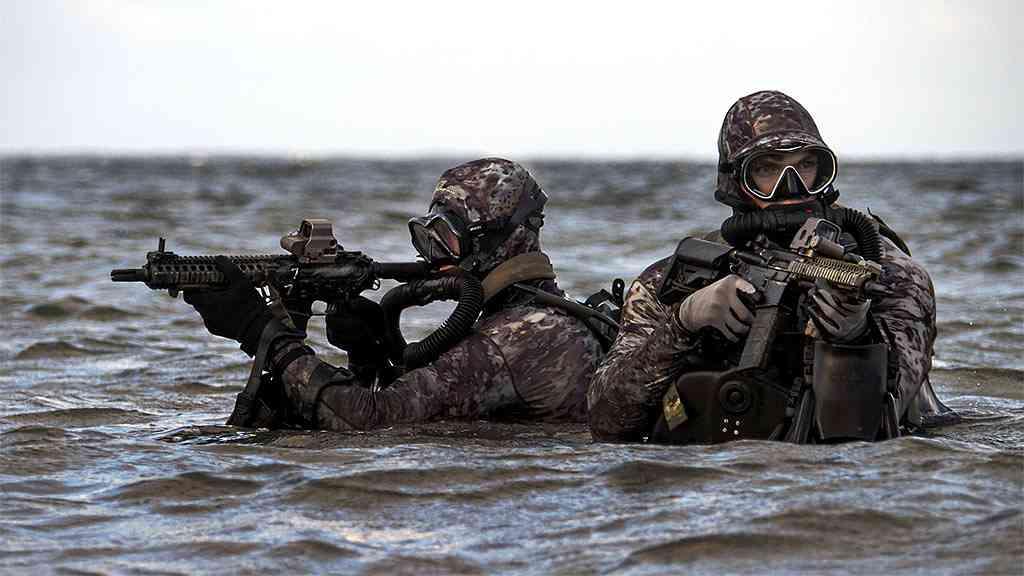 EUA planejam ataque por terra enquanto negociam a paz, acusa o Irã | Os seals norte-americanos estão preparados para invasão de setores específicos do território iraniano