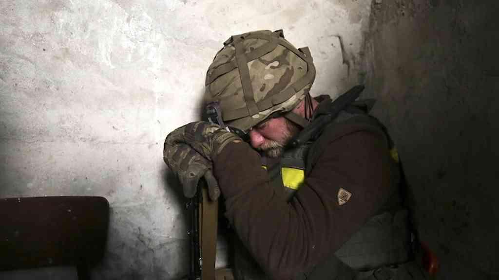 Kremlin prepara ofensiva maciça ao Donbass, com chegada da primavera | Soldado ucraniano repousa apoiado em fuzil, com as tropas exaustas devido aos quatro anos da guerra