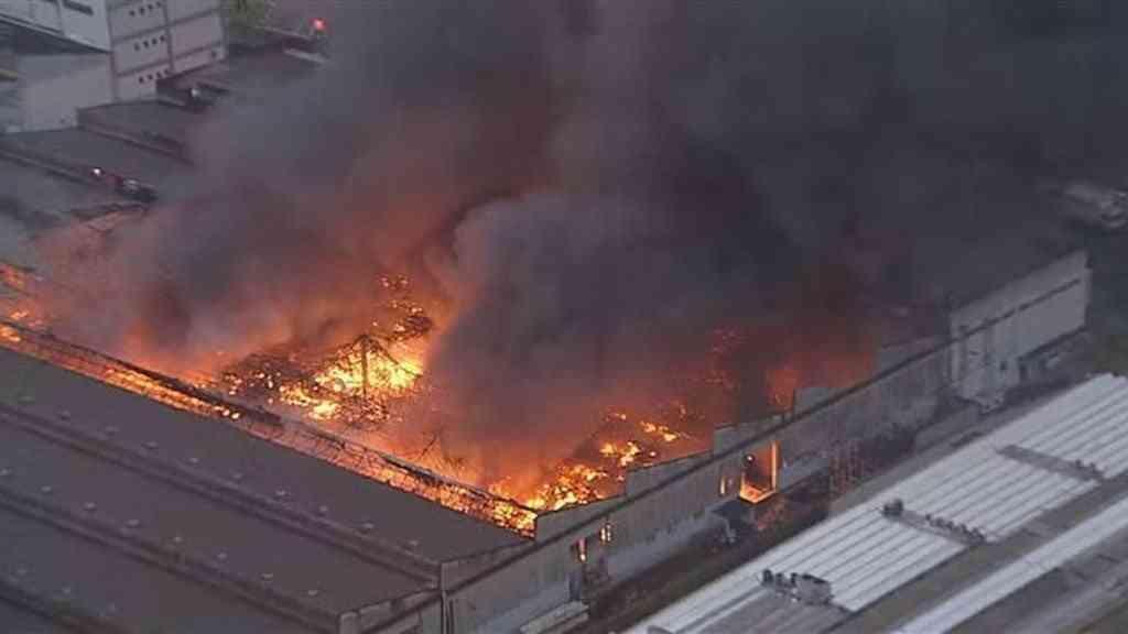 Incêndio de grande porte atinge distribuidora de tintas em SP | Fogo de grandes proporções atinge empresa de tintas na Grande SP