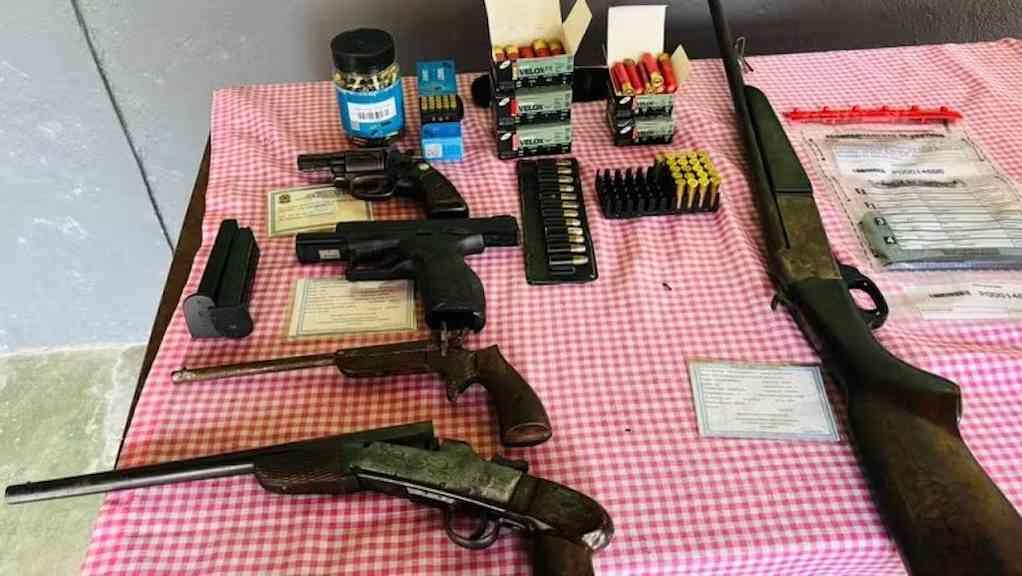 Gaeco investiga família Avelino por milícia privada no Sul Fluminense | Armas apreendidas pelos agentes