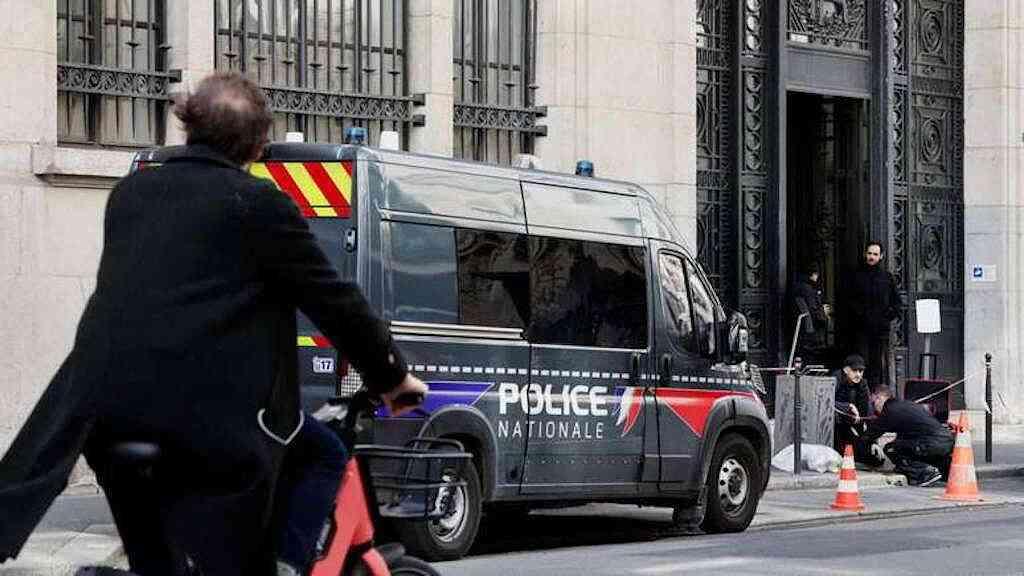 Bancos dos EUA elevam segurança em Paris após ameaças pró-Irã | A polícia francesa impediu na madrugada de sexta para sábado uma tentativa de atentado com bomba em frente aos escritórios da Bank of America, no 8º distrito de Paris