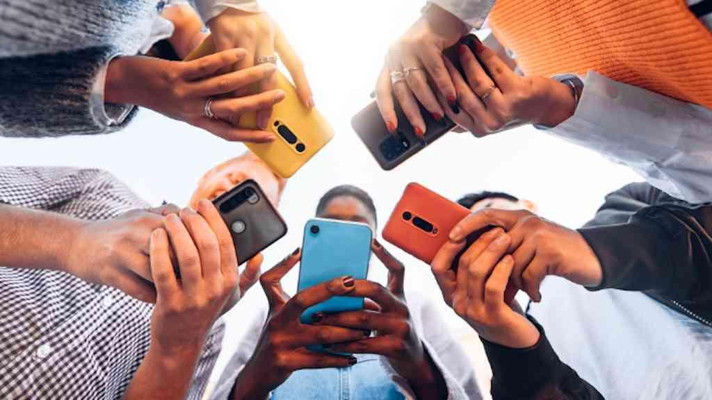 Pais na Grécia tentam afastar filhos do celular antes de proibição | Às vésperas de restrição, gregos limitam uso de redes por crianças