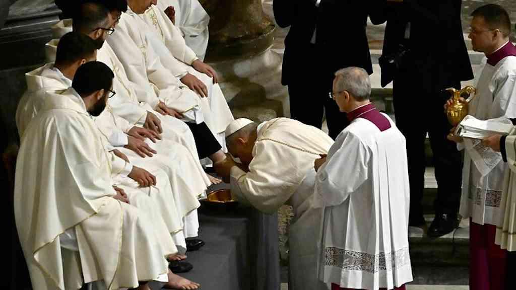 Papa lava pés de padres e alerta para avanço da brutalidade | Papa Leão XIV lava pés de sacerdotes na Missa da Ceia do Senhor