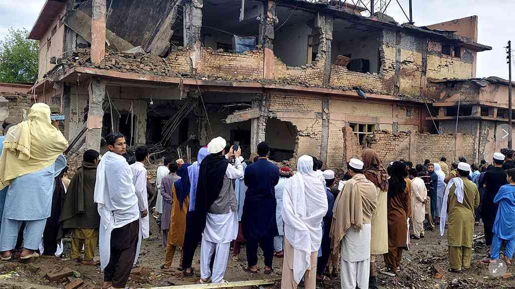 Pequim relata avanços nas negociações entre Afeganistão e Paquistão | Populares observam o local que foi alvo de um bombardeio do Paquistão, na fronteira afegã