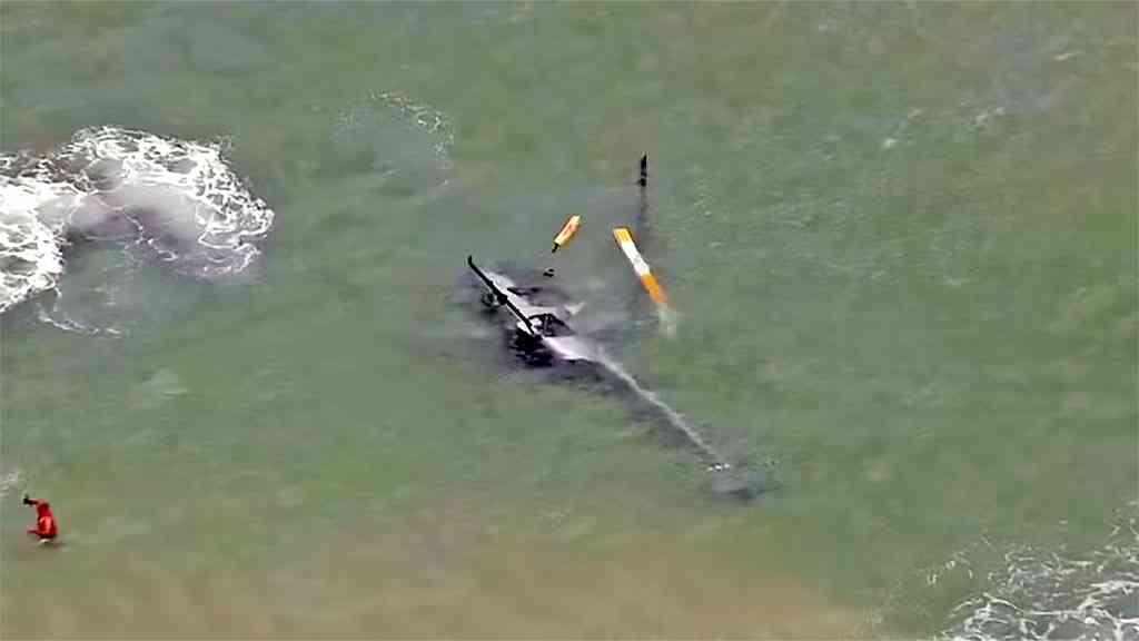 Tripulantes são resgatados com vida após queda de helicóptero | O helicóptero fez um pouso forçado, próximo à praia da Barra da Tijuca