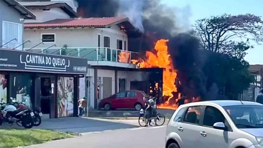 Queda de avião no interior gaúcho deixa quatro mortos | A aeronave caiu sobre um restaurante, que estava fechado