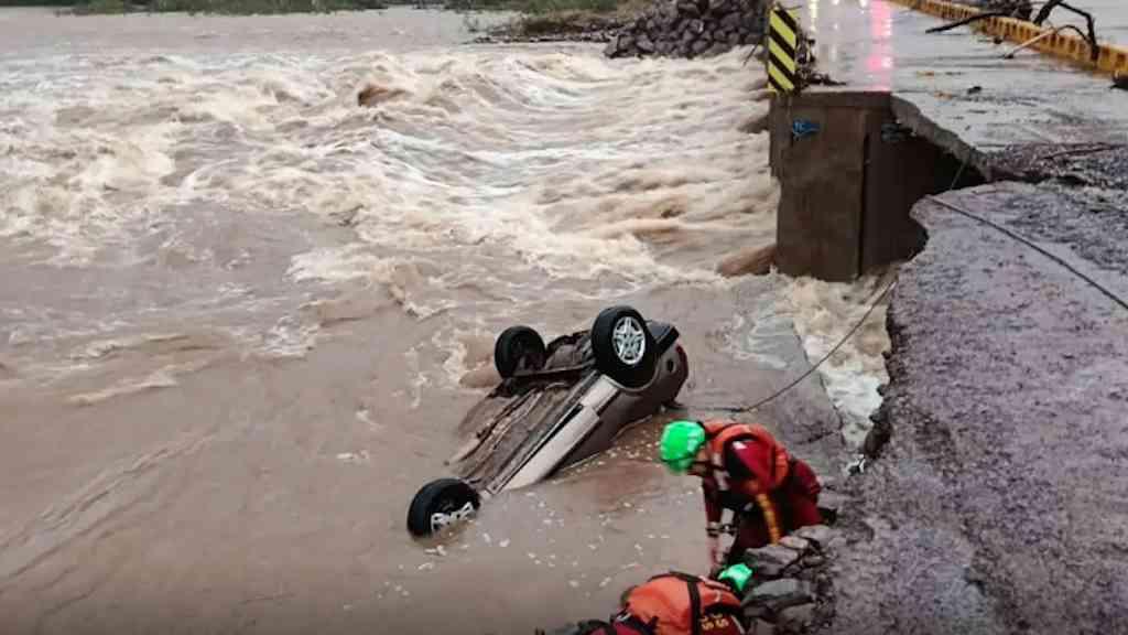Bombeiros retomam buscas a mulher desaparecida durante tempestade | A tempestade que se abateu sobre a cidade de Piracicaba, no interior paulista, causou acidentes na região