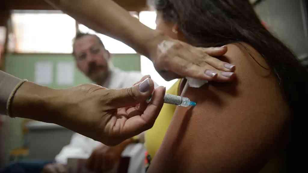 Empresas terão de informar trabalhadores sobre cânceres e vacinação | Nova regra obriga empresas a orientar funcionários sobre câncer e vacina