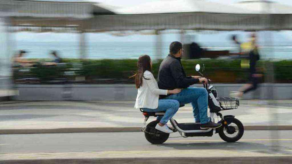 Prefeitura do Rio cria regras para patinetes e bicicletas elétricas | Gestão municipal regulamenta patinetes após morte de mãe e filho