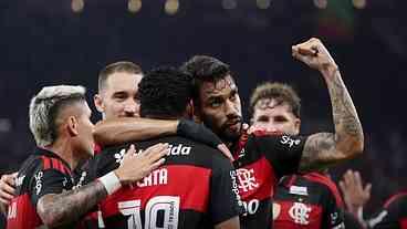 Flamengo vence Santos e se aproxima do G4
