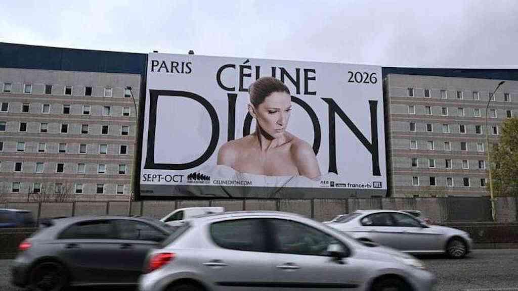 Turnê de Céline Dion movimenta milhões e aquece Paris | Painel publicitário da turnê de Céline Dion, situado acima da via expressa na saída de Saint-Ouen, no norte de Paris