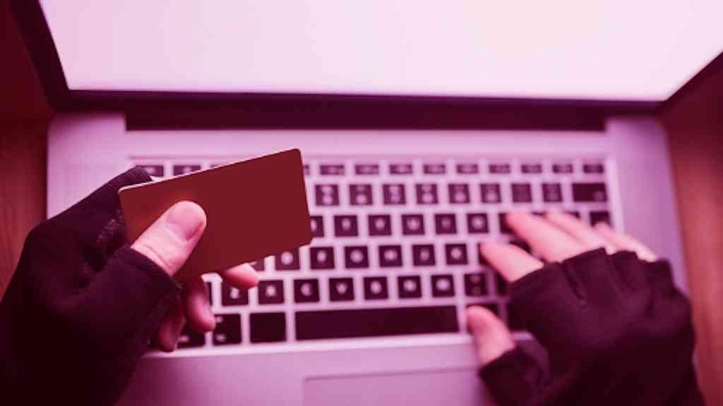 Suspeitos são detidos por fraude em compras na internet | Dupla é presa por golpe com cartões em Nilópolis