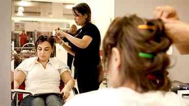 Setor de serviços para de crescer, com pressão da guerra sobre os preços