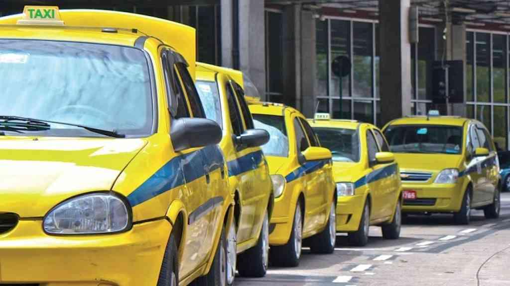 Rio pode adotar faixa rosa em táxis dirigidos por mulheres | Proposta prevê identificação de táxis femininos com faixa rosa no Rio