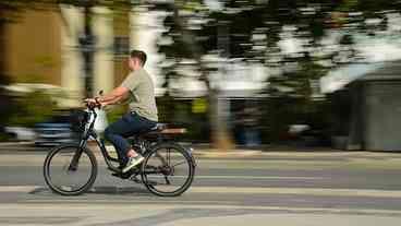 Rio proíbe patinetes e ciclomotores em faixas de ônibus