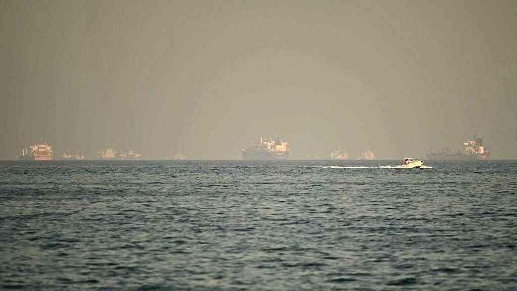 Navios retomam travessia no Estreito de Ormuz após trégua | Navios petroleiros no Estreito de Ormuz