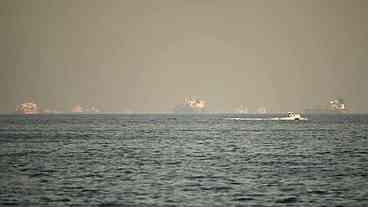 Navios Retomam Travessia no Estreito de Ormuz