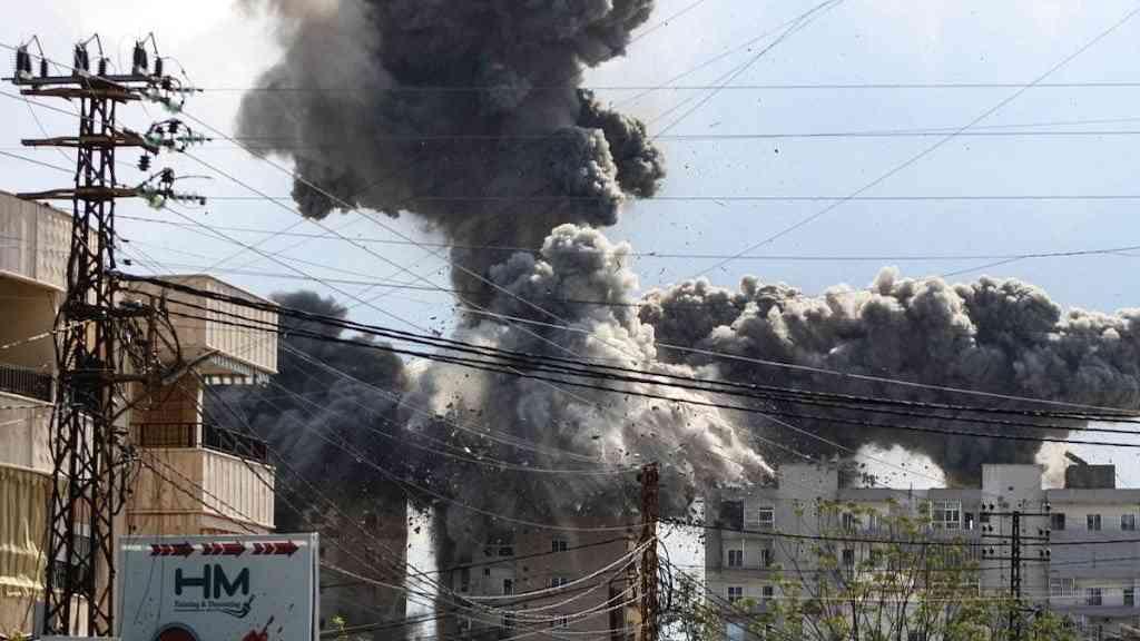 Israel segue ofensiva no Líbano apesar de cessar-fogo com o Irã | Ataque israelense destrói edifícios na região de Tiro, sul do Líbano