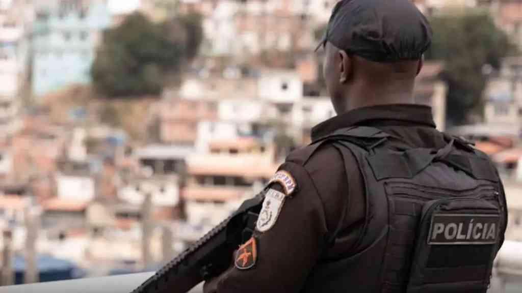 PM apreende 3 toneladas de drogas e armas na Maré | Ação recuperou ainda 26 veículos; um suspeito foi detido