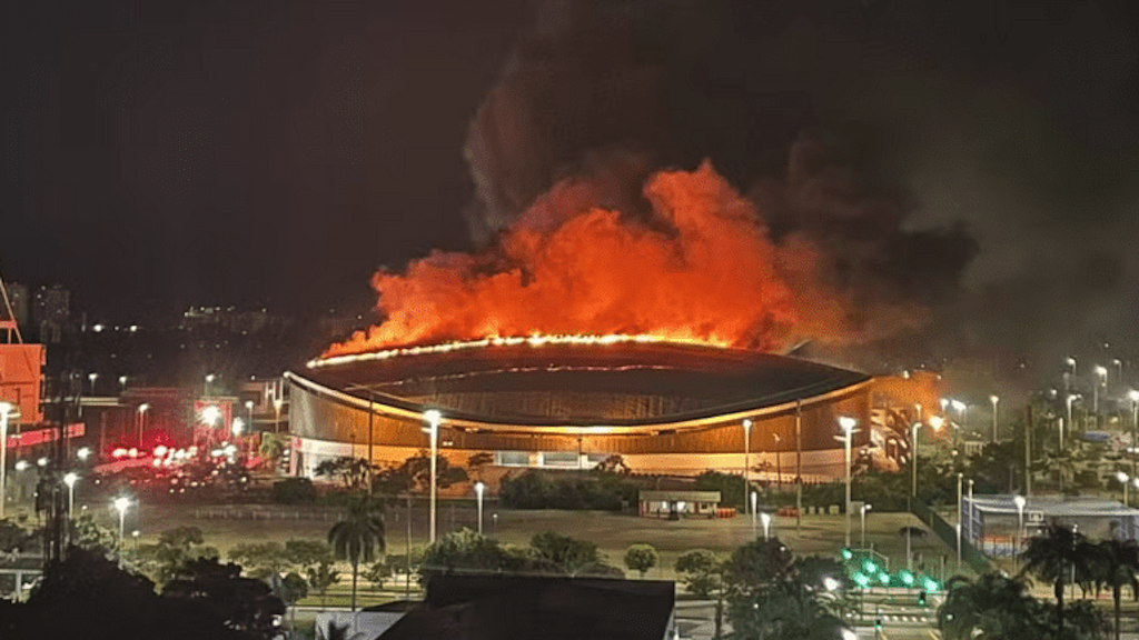 Fogo atinge Velódromo do Parque Olímpico e mobiliza bombeiros | Teto do Velódromo pega fogo