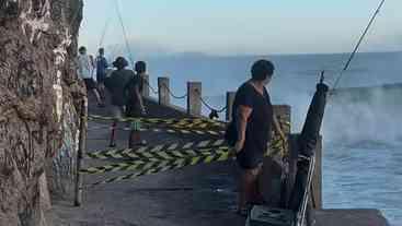 Ressaca Surpreende Turistas na Orla do Leme