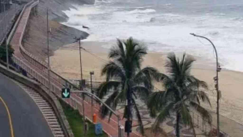 Marinha alerta para ondas de até três metros no Rio | Marinha alerta para ressaca no Rio com ondas de até três metros entre sexta e sábado