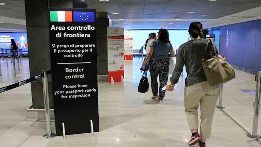 UE adota sistema que substitui carimbos em passaportes | Medida visa agilizar controle de passaportes de turistas