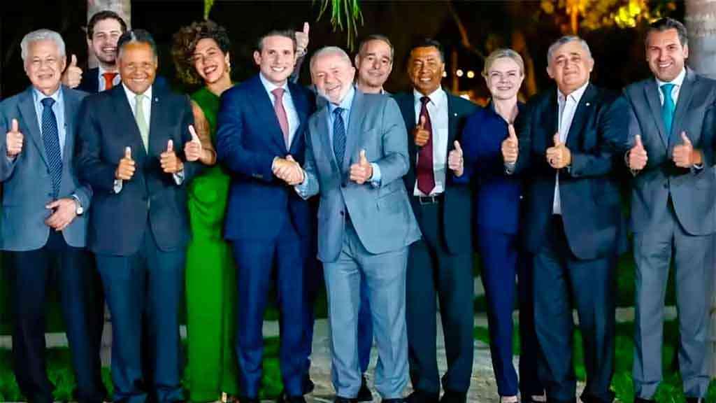 Motta e Lula querem conversar sobre solução para o fim da escala de 6x1 | Lula e Motta (C) cumprimentam-se, durante jantar político