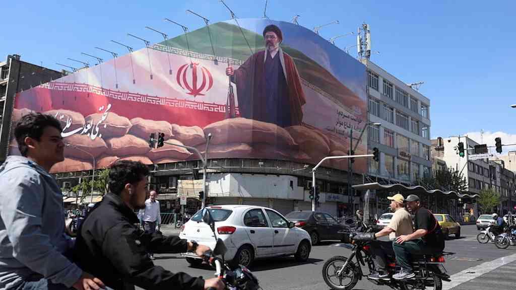 Mídia relata que Ali Khamenei está com rosto desfigurado | Mojtaba Khamenei está mentalmente lúcido e participa de reuniões com altos funcionários