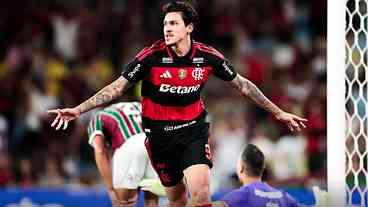 Flamengo vence Fluminense e é vice-líder do Brasileirão
